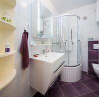 Apt in Center, With Massage Chair