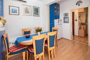 Apt in Center, With Massage Chair