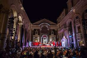 Apt in Center, With Massage Chair