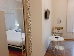 Hostal Lumine Suites by gaiarooms