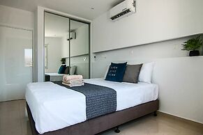 Phaedrus Living: Seaside Luxury Flat Lighthouse 65