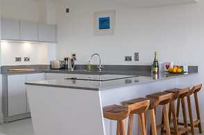 Apartment 3 Waterstone House - Sea Front Apartment Hot Tub