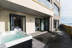 Apartment 3 Waterstone House - Sea Front Apartment Hot Tub