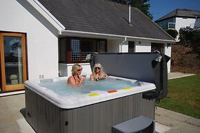 Oaktree Lodge - Luxury Cottage Hot Tub Sea Views