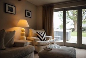 Oaktree Lodge - Luxury Cottage Hot Tub Sea Views