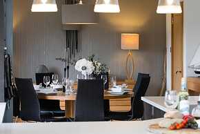 Oaktree Lodge - Luxury Cottage Hot Tub Sea Views