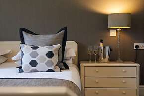 Oaktree Lodge - Luxury Cottage Hot Tub Sea Views