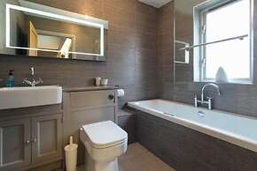 Oaktree Lodge - Luxury Cottage Hot Tub Sea Views