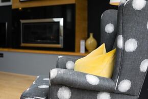 Oaktree Lodge - Luxury Cottage Hot Tub Sea Views