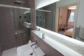 The Hawthorns - Large Luxury Cottage Hot Tub Sea Views