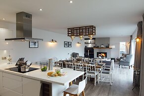 The Hawthorns - Large Luxury Cottage Hot Tub Sea Views