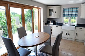 Priory Cottage - Luxury Cottage Near to Beach