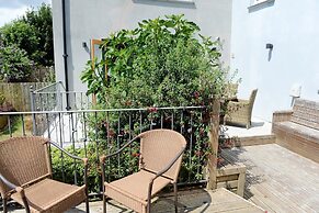 Priory Cottage - Luxury Cottage Near to Beach