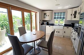 Priory Cottage - Luxury Cottage Near to Beach