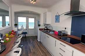 Gone to the Beach - Luxury Cottage Sea Views Direct Access to Beach Pe