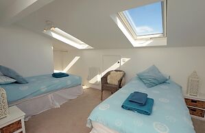 Gone to the Beach - Luxury Cottage Sea Views Direct Access to Beach Pe