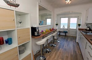 Gone to the Beach - Luxury Cottage Sea Views Direct Access to Beach Pe