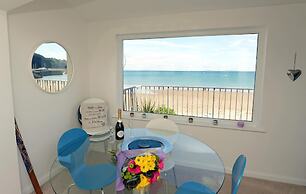 Gone to the Beach - Luxury Cottage Sea Views Direct Access to Beach Pe