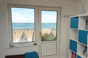Gone to the Beach - Luxury Cottage Sea Views Direct Access to Beach Pe