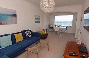 Gone to the Beach - Luxury Cottage Sea Views Direct Access to Beach Pe