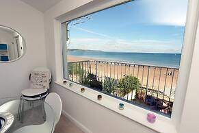 Gone to the Beach - Luxury Cottage Sea Views Direct Access to Beach Pe