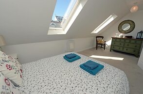 Gone to the Beach - Luxury Cottage Sea Views Direct Access to Beach Pe