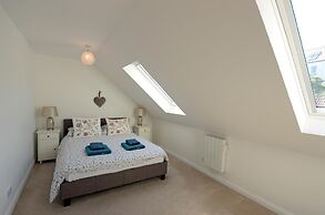 Gone to the Beach - Luxury Cottage Sea Views Direct Access to Beach Pe