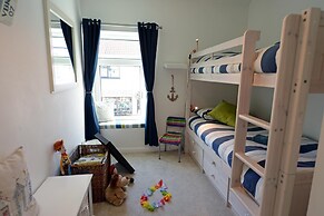 Gone to the Beach - Luxury Cottage Sea Views Direct Access to Beach Pe