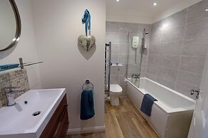 Gone to the Beach - Luxury Cottage Sea Views Direct Access to Beach Pe