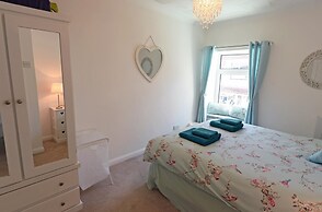 Gone to the Beach - Luxury Cottage Sea Views Direct Access to Beach Pe