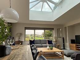 Amber Cottage - Luxury Cottage Hot Tub Sea Views and Log Burner