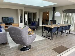 Amber Cottage - Luxury Cottage Hot Tub Sea Views and Log Burner