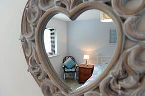 Valley Retreat - Peaceful Location Walk to Beach Parking