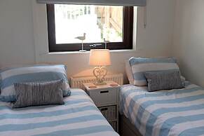 Valley Retreat - Peaceful Location Walk to Beach Parking