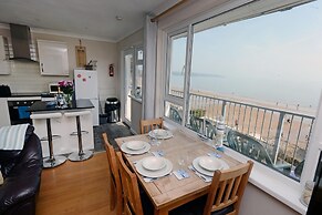 Sea Urchins Apartment - Sea Front Apartment With Views Pet Friendly