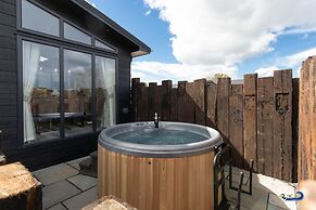 Trevelyn Lodge - Luxury Lodge Hot Tub Close to Beach