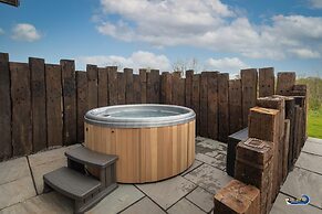 Trevelyn Lodge - Luxury Lodge Hot Tub Close to Beach
