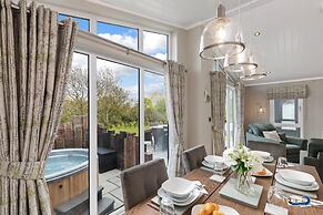 Trevelyn Lodge - Luxury Lodge Hot Tub Close to Beach