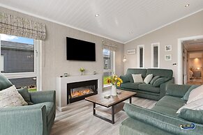 Trevelyn Lodge - Luxury Lodge Hot Tub Close to Beach