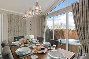 Trevelyn Lodge - Luxury Lodge Hot Tub Close to Beach