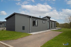 Trevelyn Lodge - Luxury Lodge Hot Tub Close to Beach