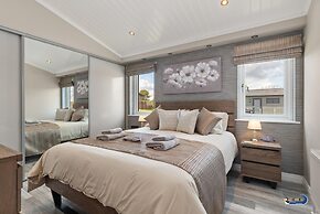 Trevelyn Lodge - Luxury Lodge Hot Tub Close to Beach