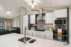 Trevelyn Lodge - Luxury Lodge Hot Tub Close to Beach