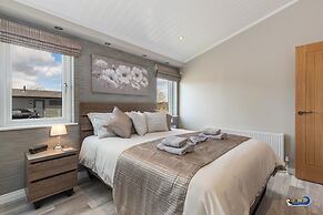 Trevelyn Lodge - Luxury Lodge Hot Tub Close to Beach