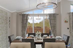 Trevelyn Lodge - Luxury Lodge Hot Tub Close to Beach