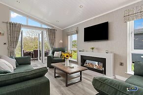 Trevelyn Lodge - Luxury Lodge Hot Tub Close to Beach