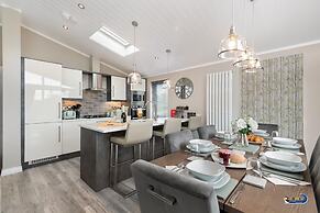 Trevelyn Lodge - Luxury Lodge Hot Tub Close to Beach