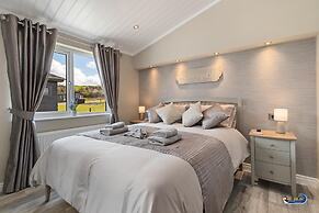 Trevelyn Lodge - Luxury Lodge Hot Tub Close to Beach