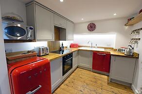 The Cwtch - Luxury Cottage Sea Views Pet Friendly