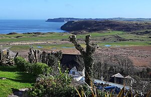 The Cwtch - Luxury Cottage Sea Views Pet Friendly